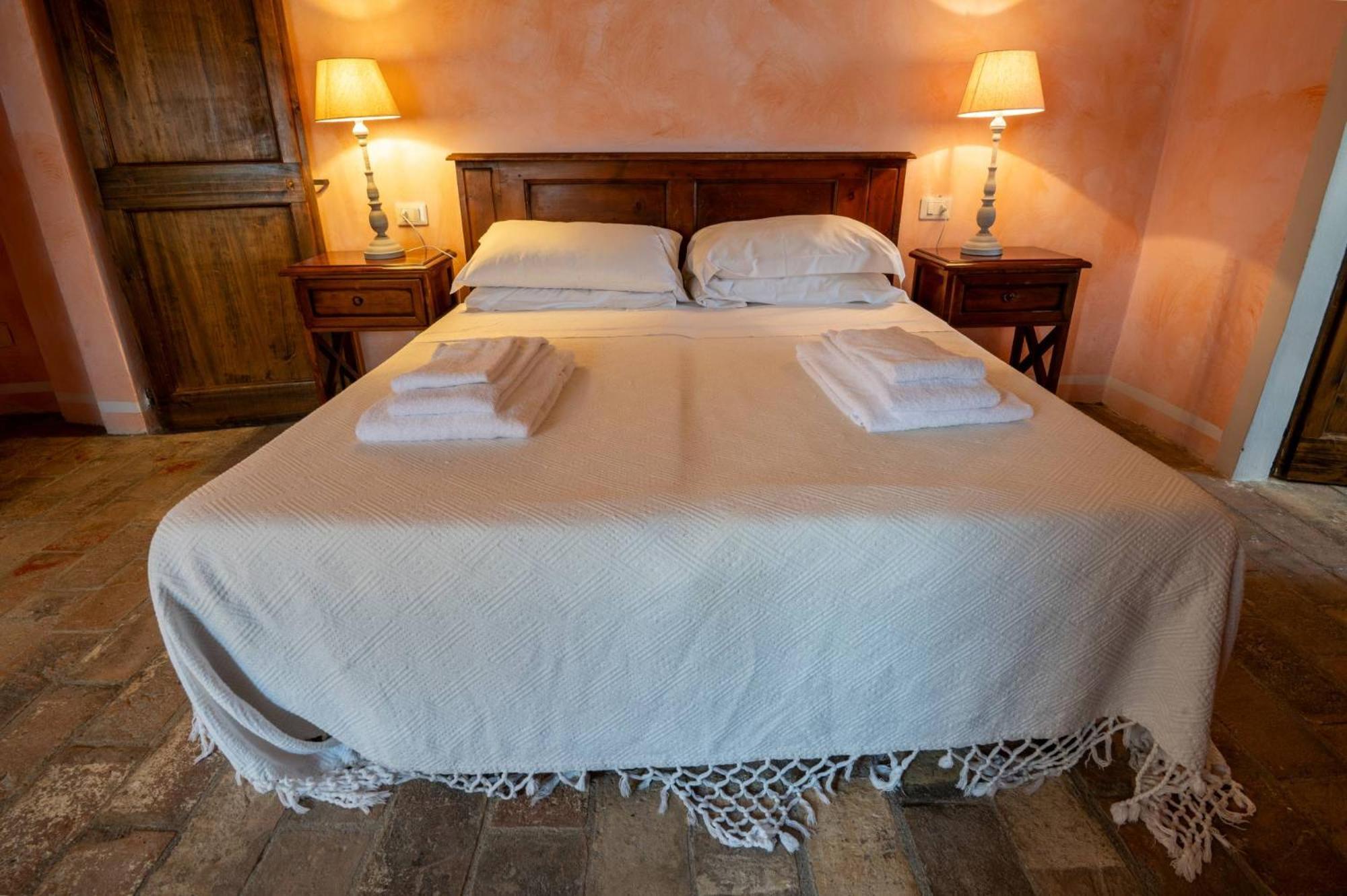 Castello Valenzino Bed and Breakfast Antognola Buitenkant foto