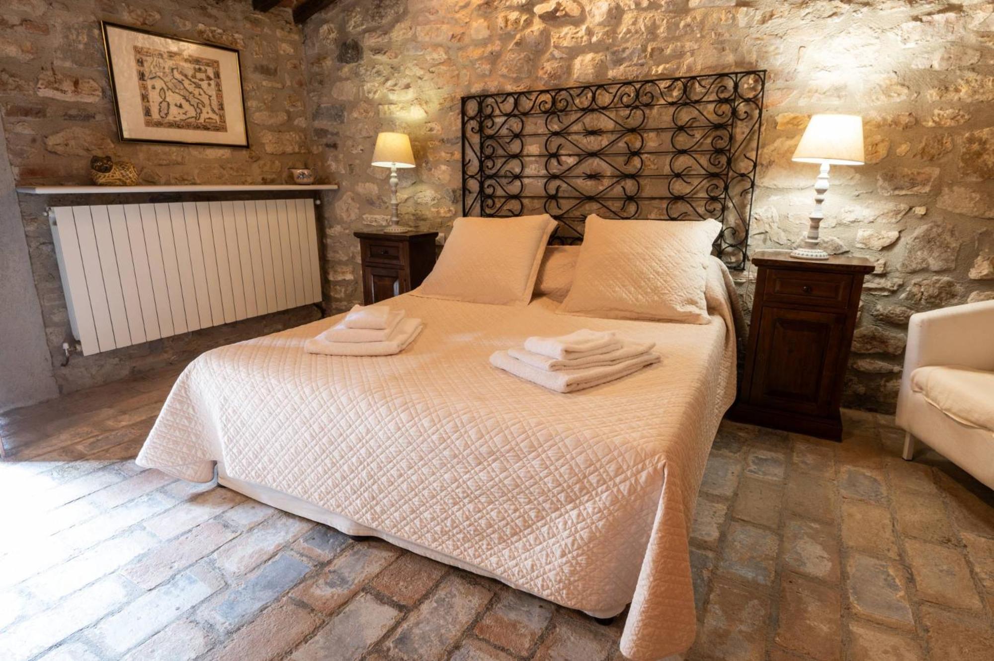 Castello Valenzino Bed and Breakfast Antognola Buitenkant foto