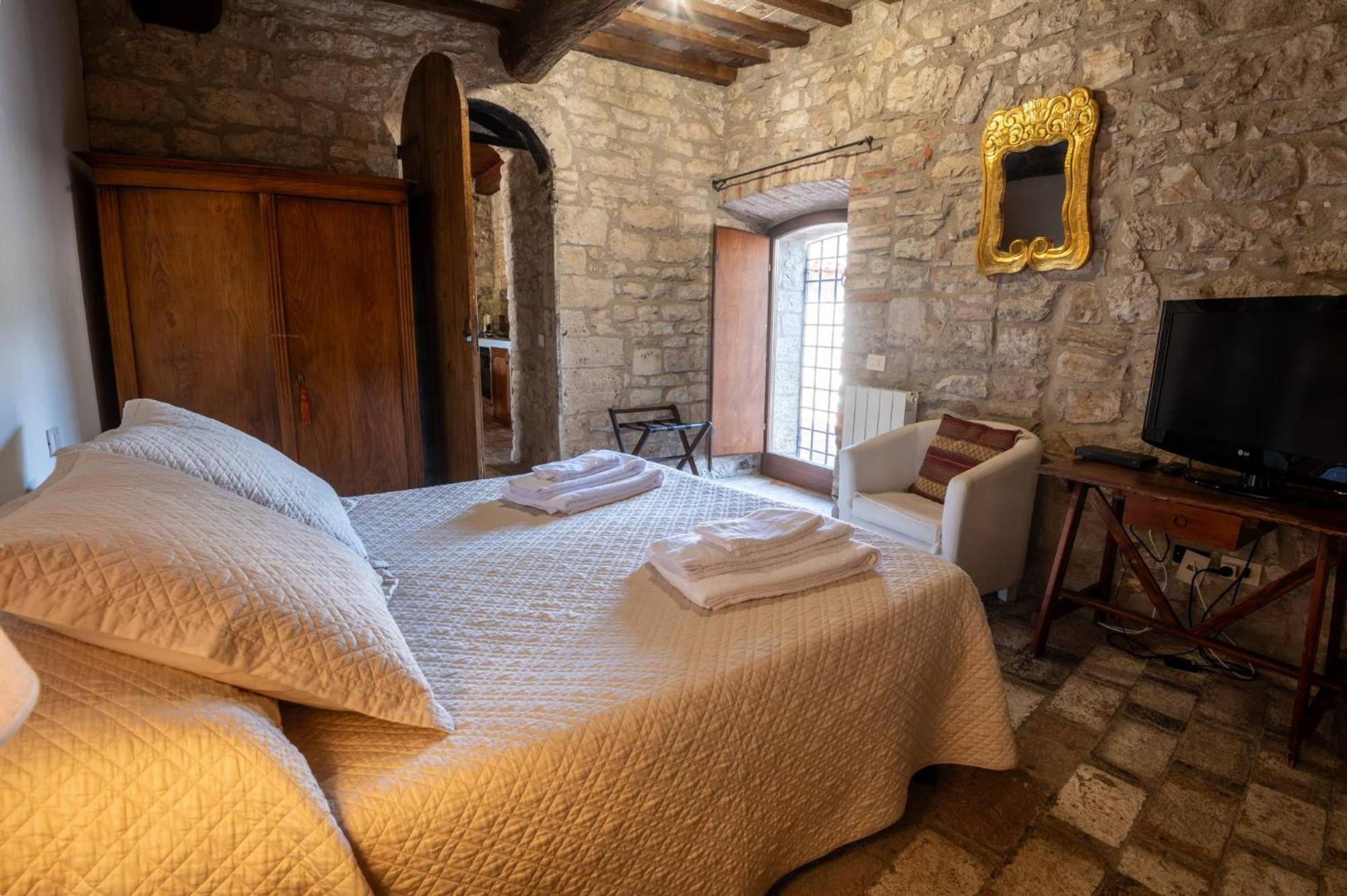 Castello Valenzino Bed and Breakfast Antognola Buitenkant foto