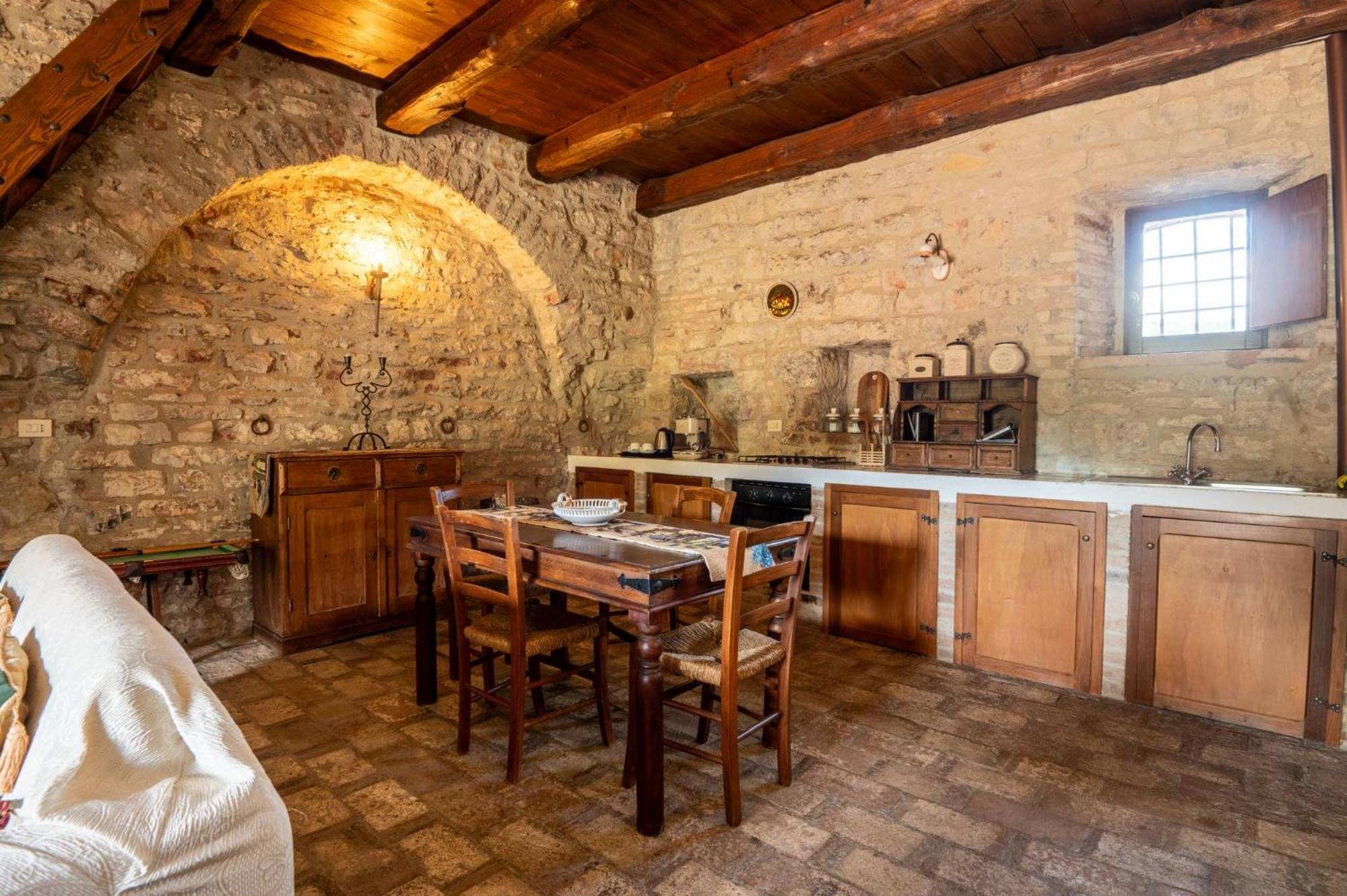 Castello Valenzino Bed and Breakfast Antognola Buitenkant foto