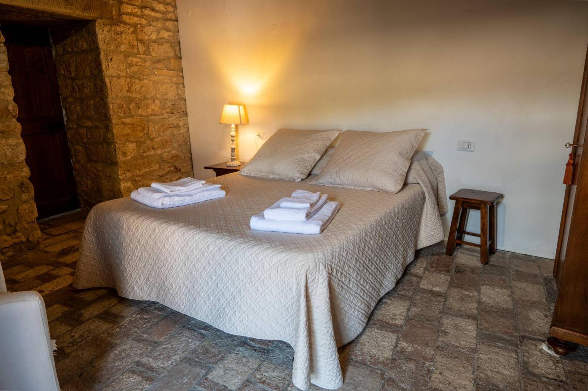 Castello Valenzino Bed and Breakfast Antognola Buitenkant foto